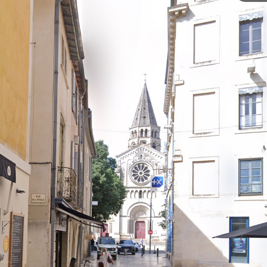 Fonds de commerce clé en main avec stocks et équipements à Nîmes, liquidation judiciaire, cession encadrée, image de la rue Madeleine