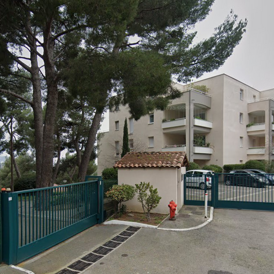 Appartement T2 avec garage à Marseille 9e, image de l'intérieur et de l'extérieur dans le cadre d'une liquidation judiciaire.