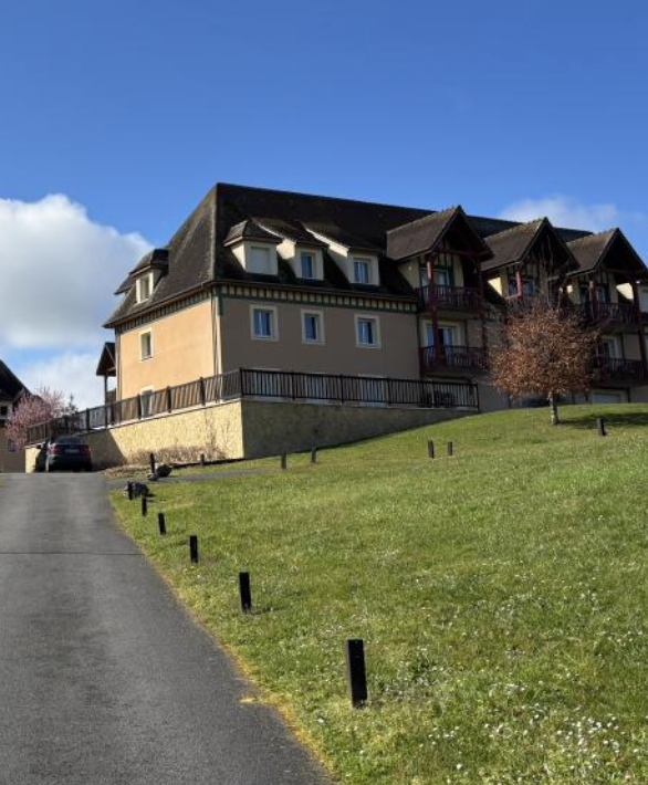 À céder - Ensemble immobilier – 12 appartements, 20 caves, 12 parkings -  Saint-Arnoult ( 14800 )