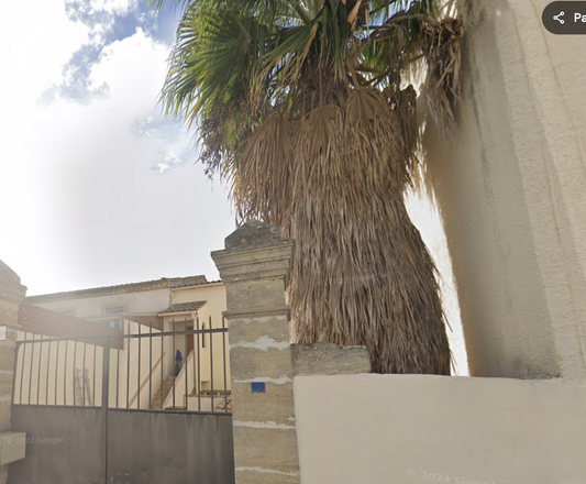 Duplex T4 à Saint-Jean-de-Védas, image de l'intérieur avec salon et cuisine dans le cadre d'une liquidation judiciaire.