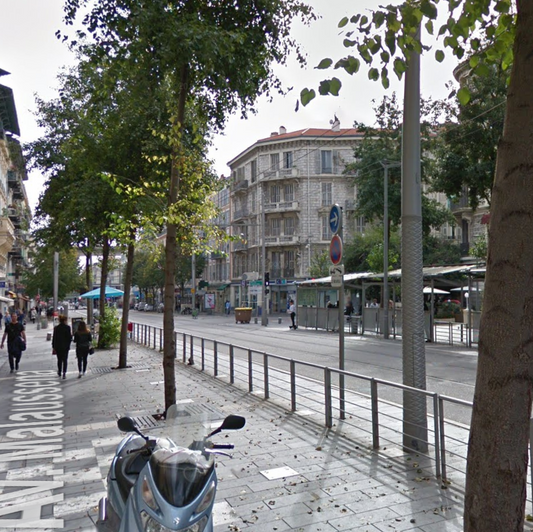 Fonds de commerce accessoires de mode à Nice, local commercial avec vitrine et aménagement intérieur visible.