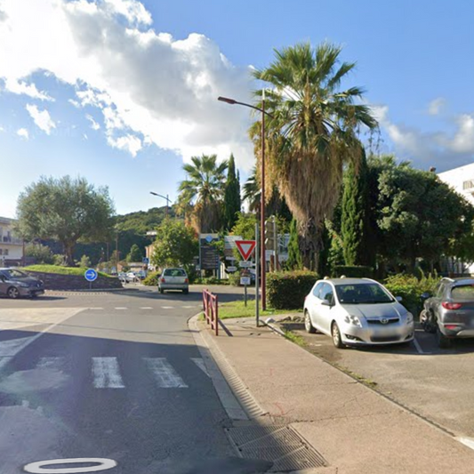 Fonds de commerce en parfumerie et esthétique en Haute-Corse, image du local commercial avec vitrine et intérieur.