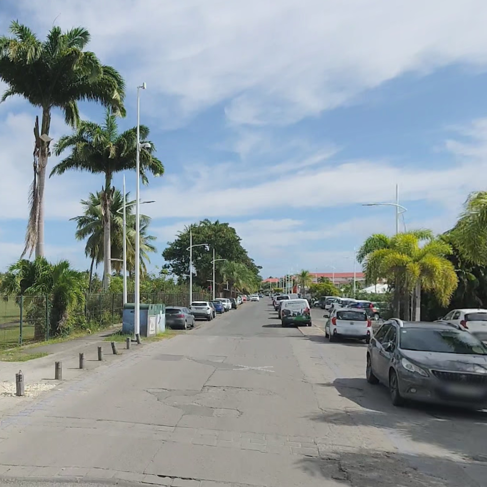 Local commercial à Saint-François en liquidation judiciaire, cession encadrée, bâtiment visible avec façade commerciale.