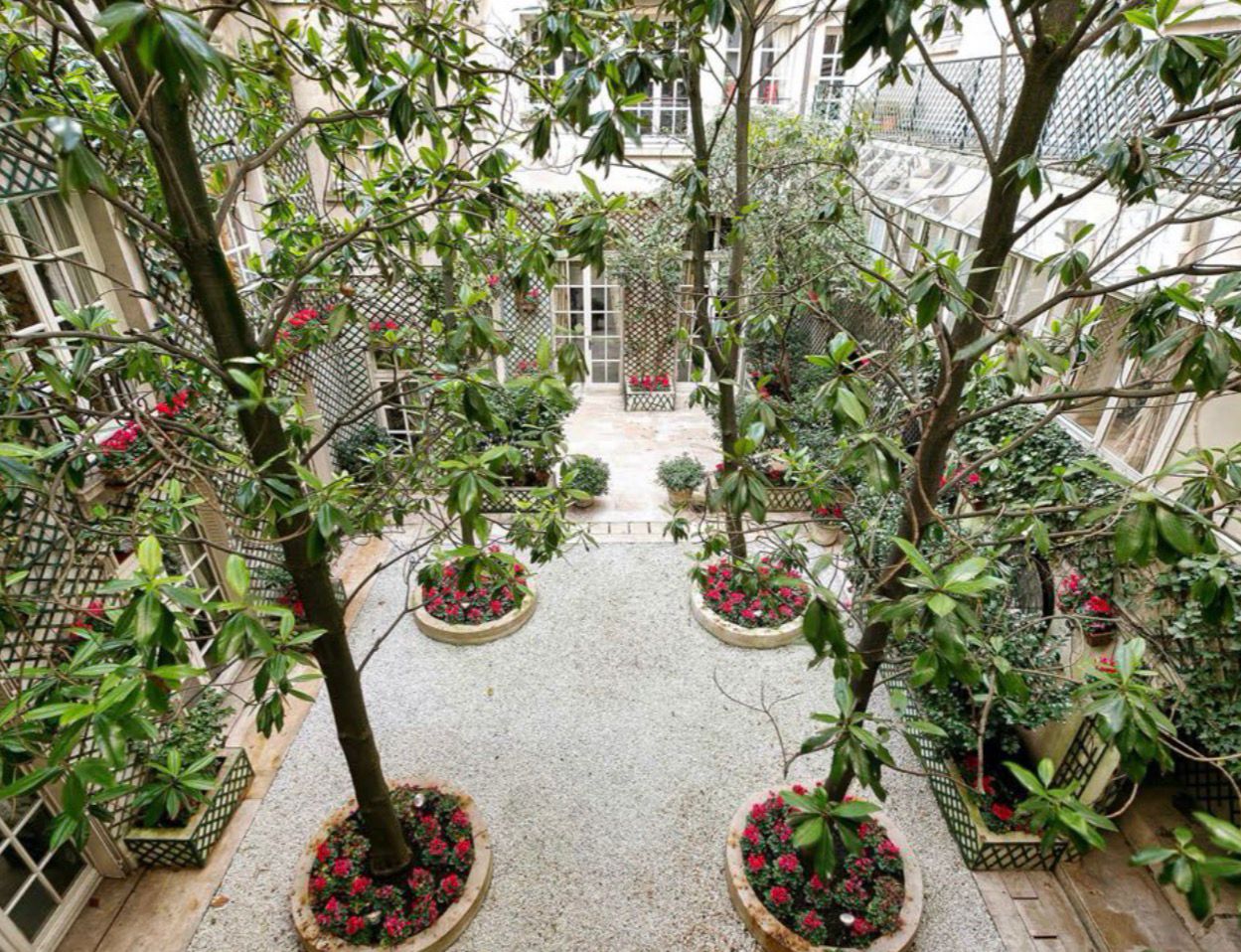 Duplex résidentiel avec studio et garage à Paris 6e, vue extérieure de l'ensemble immobilier.
