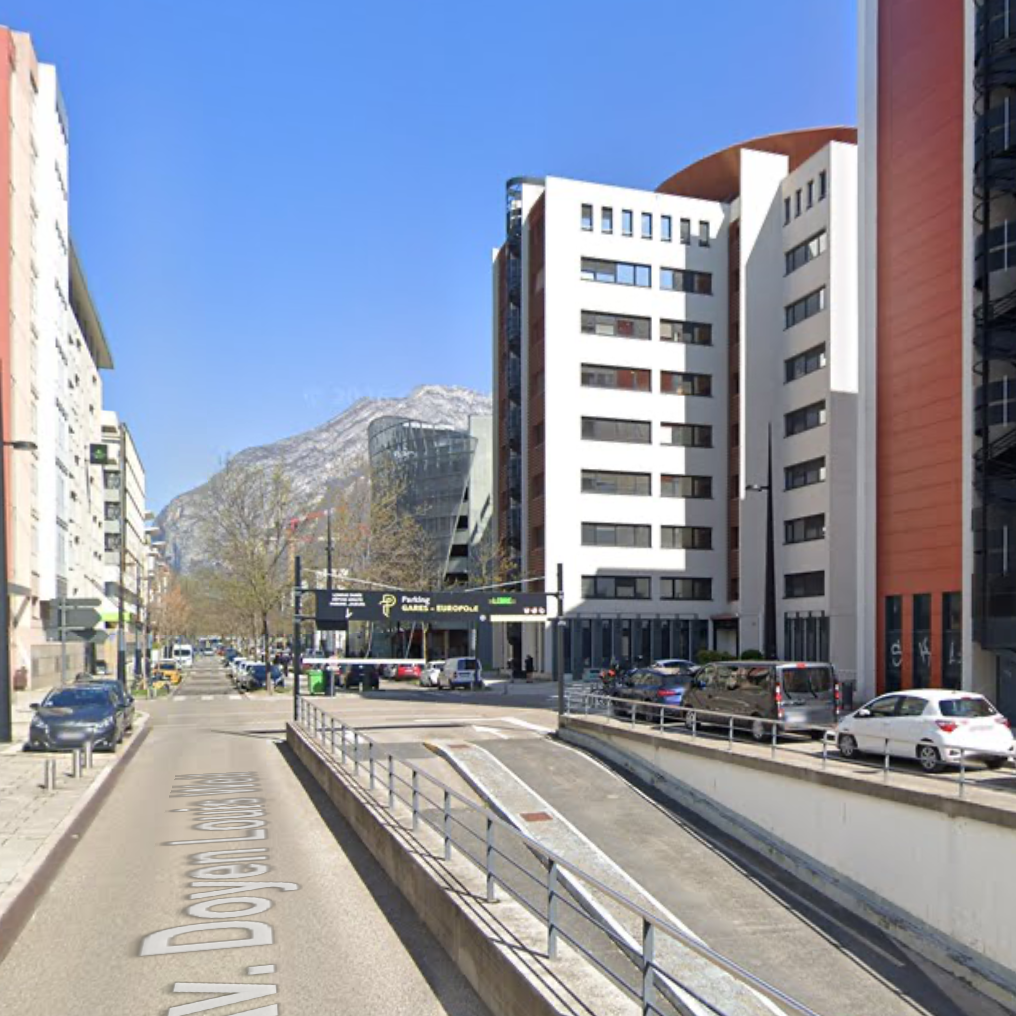 Furnished T3 apartment in Grenoble with parking, available for sale in a court-ordered cession, modern interior and parking space.